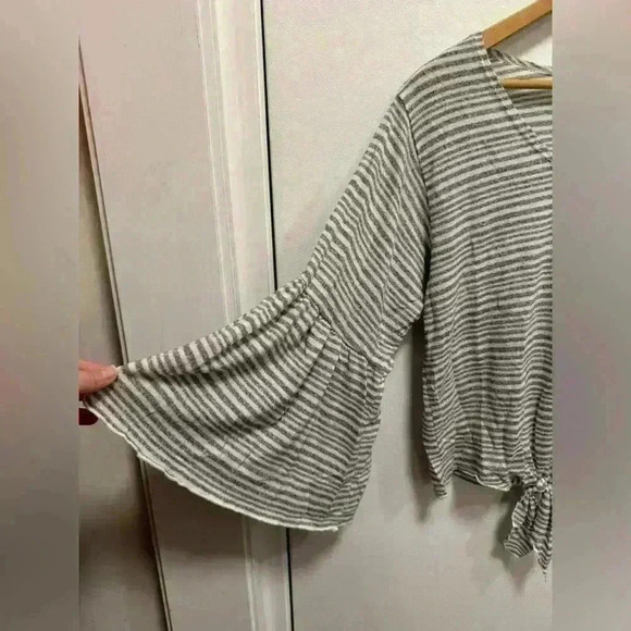 Lavender Field women’s pullover blouse soft grey bell sleeves loose fit size M - Picture 3 of 9